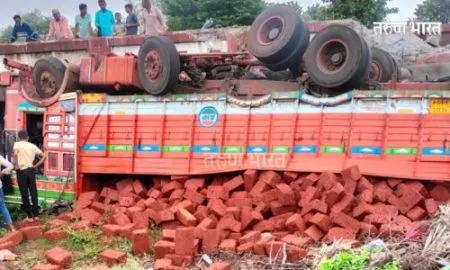 A cargo truck fell into a stream in Kodoli; two injured