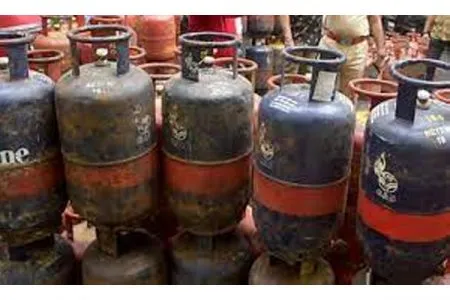 Commercial cylinders cheaper by Rs.30