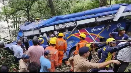 7 devotees died after the bus fell into the valley