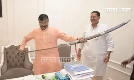Sudhir Mungantiwar got a sword from Udayanraj