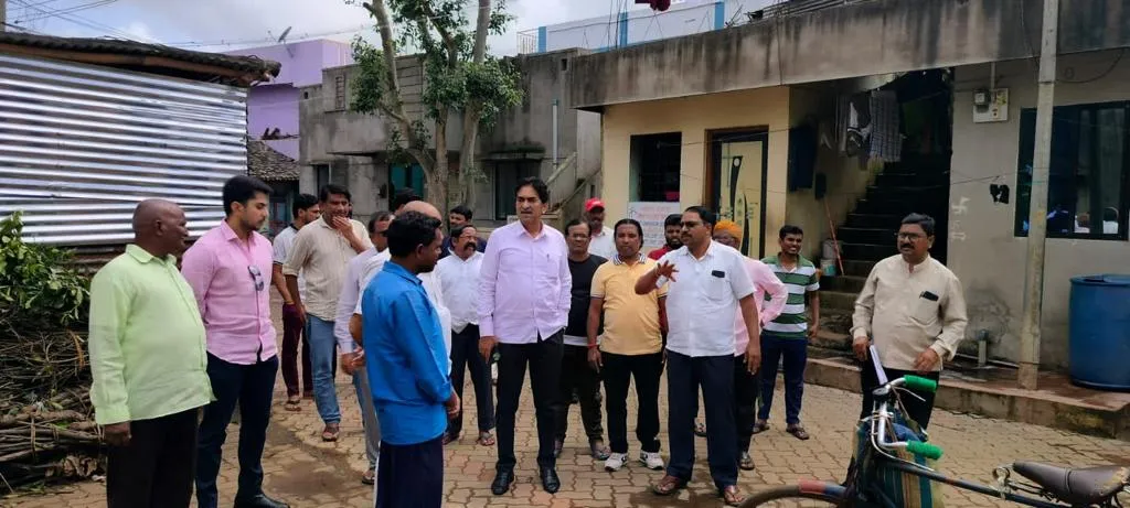 Inspection of collapsed houses by MLA Raju Seth