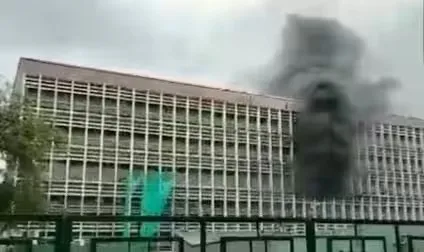 Massive fire at 'AIIMS' hospital in Delhi, 8 fire engines at the scene