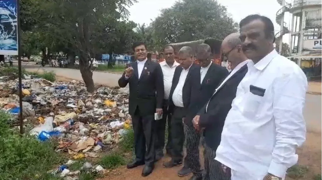 Remove garbage from Belgaum-Khanapur road