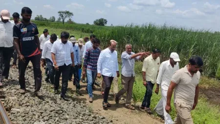 Sanjay Kaka Patil visit to the farmers movement in Vasgade