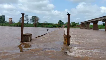 kolhapur heavy rain Rajaram dam under water traffic stopped