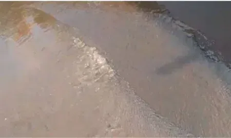 Lakhs of liters of water on the road due to pipeline burst