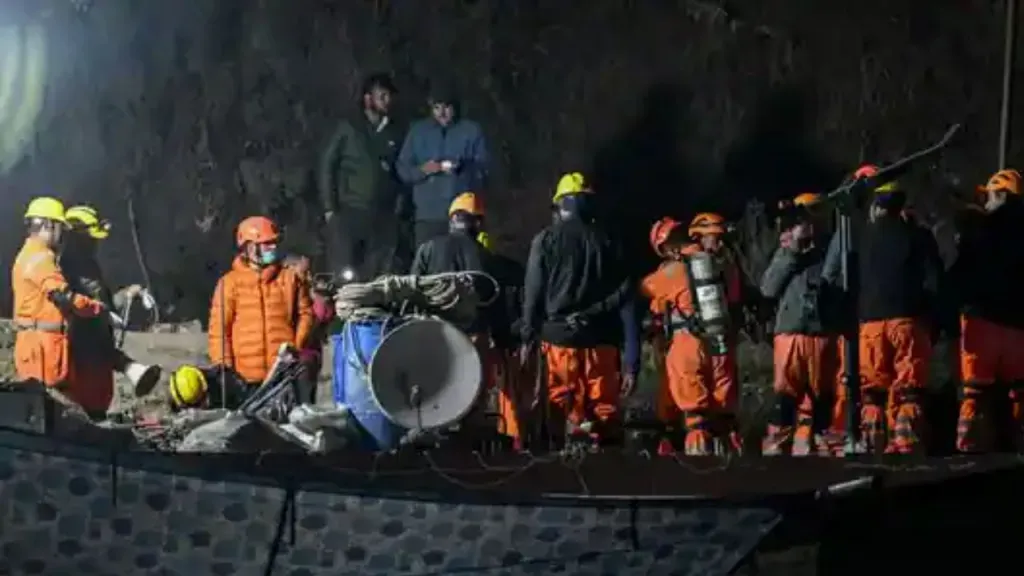 The NDRF team reached the trapped laborers in the tunnel