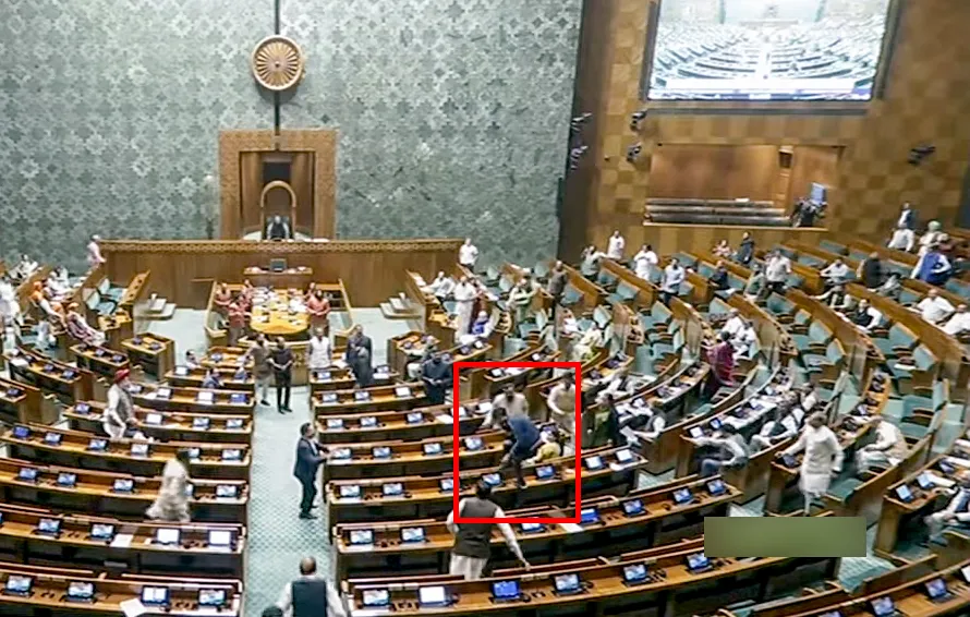 Two youths infiltrated the Lok Sabha