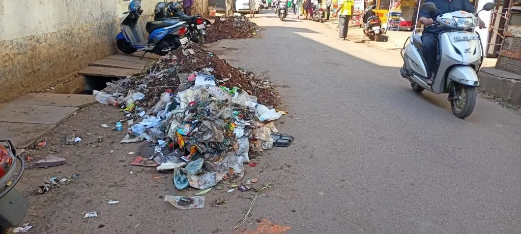 Heap of garbage in Risaldar Gali