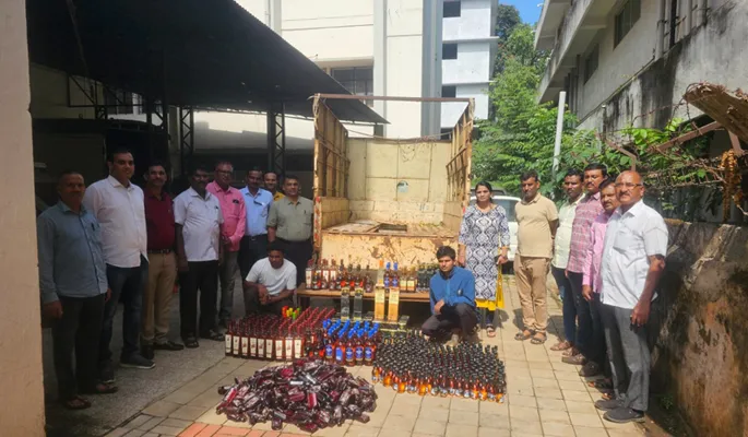 Goa-made liquor worth three and a half lakh seized near Kavalewadi