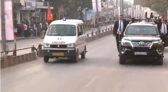 The Prime Minister's convoy gave way to the ambulance