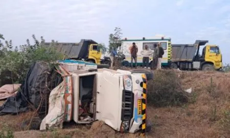 Pickup going from Hingoli to Pandharpur overturned; one killed; Thirteen wounded