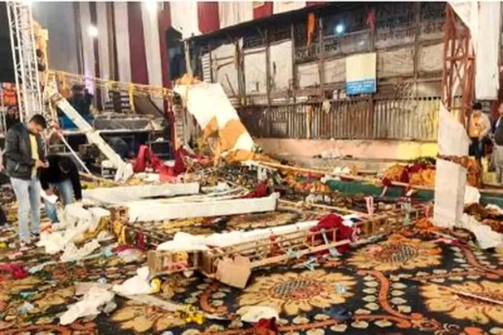 Woman dies after stage collapses in Delhi's Kalkaji temple