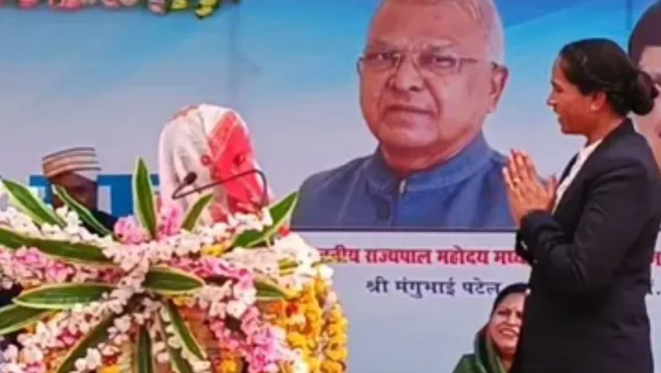 A woman's speech in front of the governor saying that she will not remove the veil