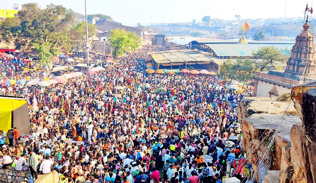 A sea of devotees thronged Yallamma hill on the occasion of Maghi Poornima