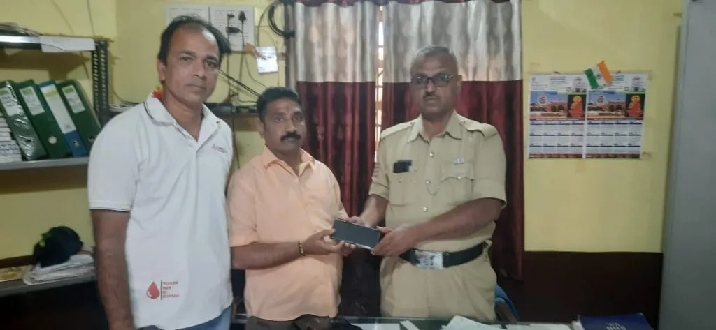 The found mobile phone was handed over to the police