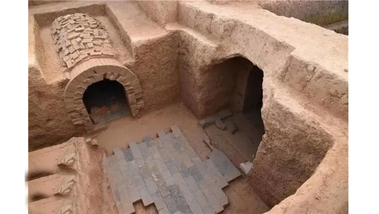 Three 1700-year-old tombs discovered