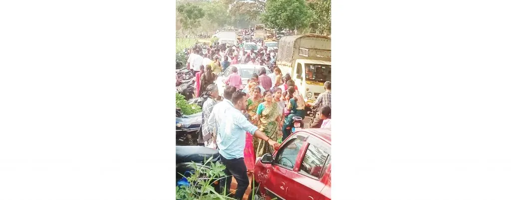 Traffic jam in Gunjenhatti Shree Holi Kamanna Yatrotsav