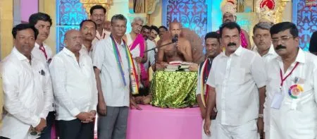 Minister Satish Jarkiholi took the blessings of Jain sages