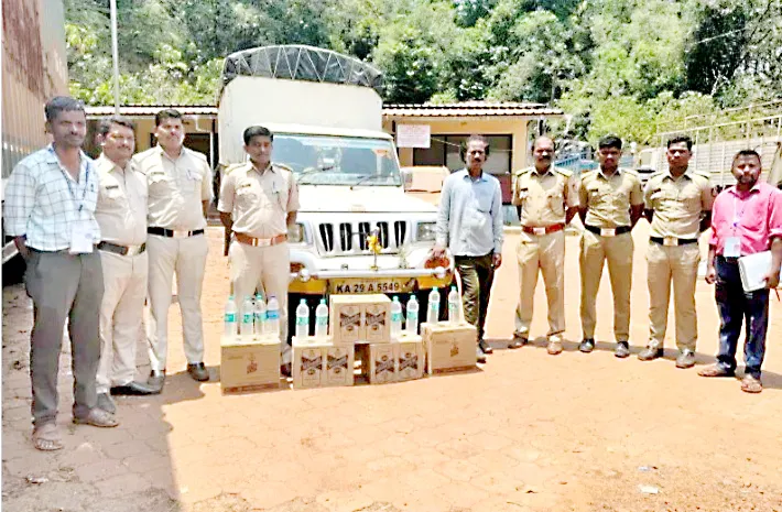 Vehicle seized with Goa-made liquor at unmoderated excise check post