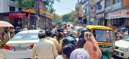 Motorists are shocked by the traffic jam in Samadevi Galli