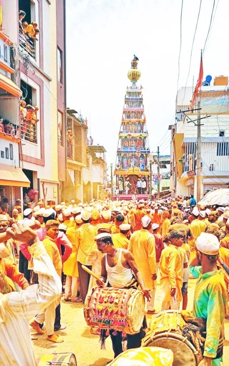 On the second day of the Sambar Yatra, thousands of devotees also participate in the chariot festival
