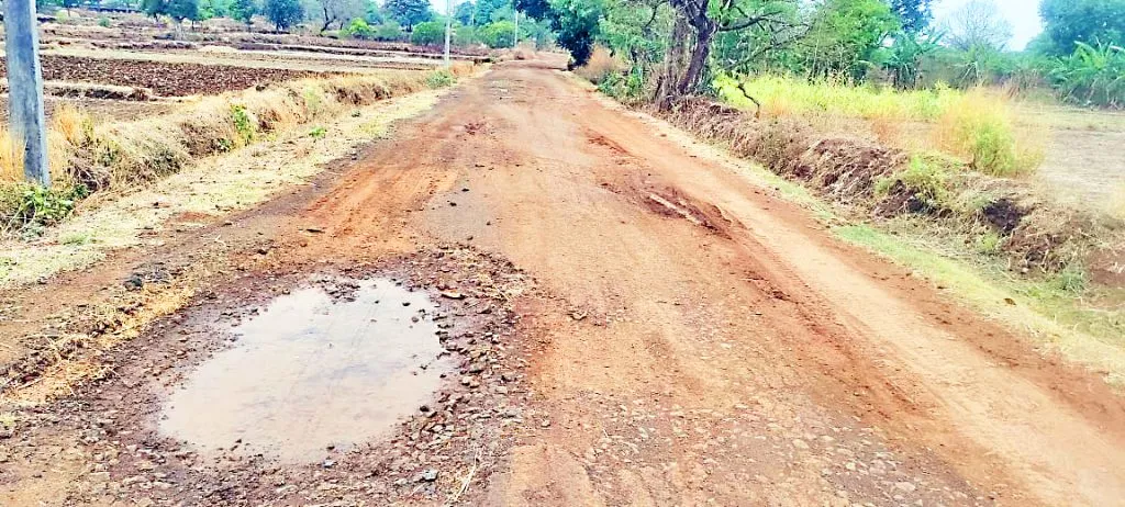 Kurle-Belawatti link road became potholed