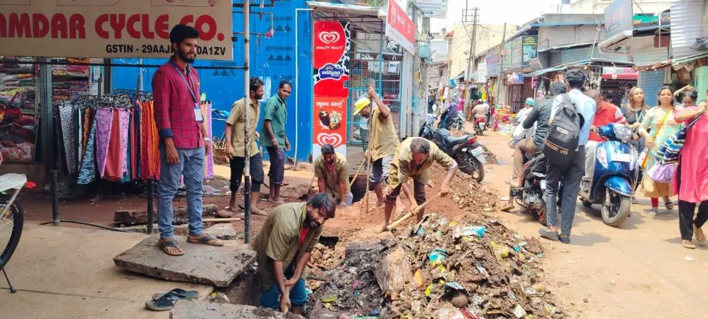 Start cleaning the drains in Bhendi Bazar area