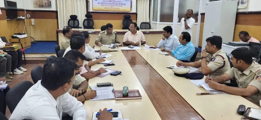 संभाव्य पुराच्या उपाययोजनांसाठी जिल्हाधिकाऱ्यांकडून बैठक Meeting by District Collectors for possible flood measures