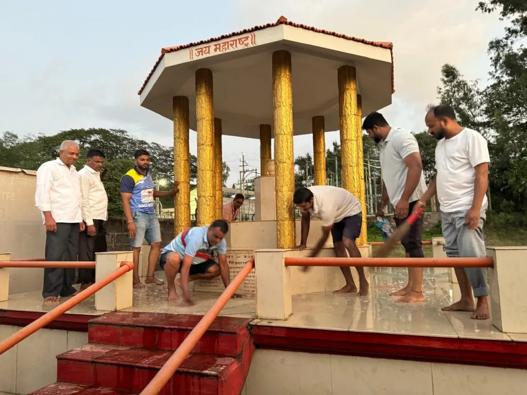हिंडलगा येथील हुतात्मा स्मारकाची स्वच्छता Cleaning of Martyr's Memorial at Hindalga