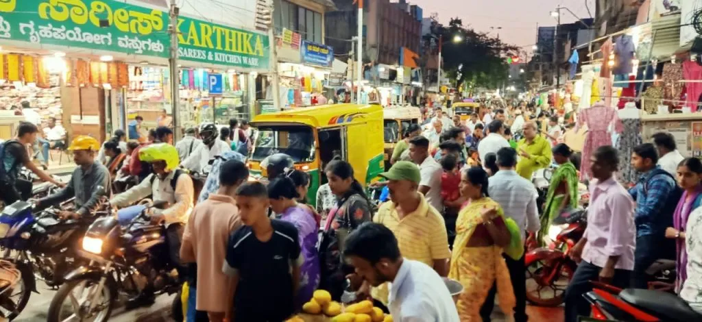 Crowd in market for Akshaya Tritiya