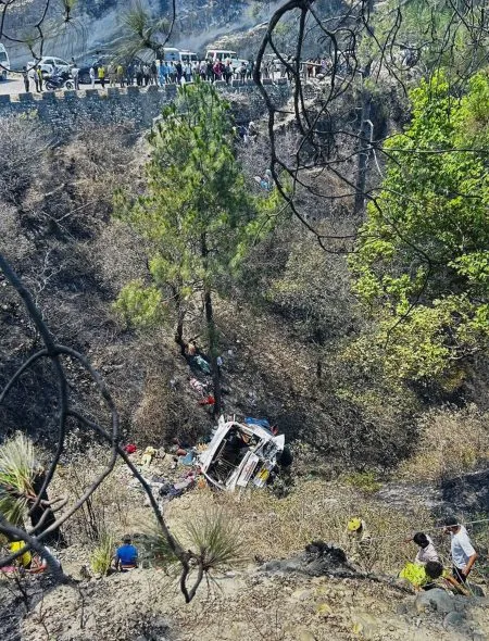 21 killed as bus falls into ravine in Jammu