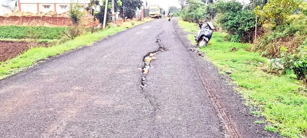 Dhamane-Vadgaon road due to big cracks, there is a risk of accidents due to the wheels of vehicles getting stuck