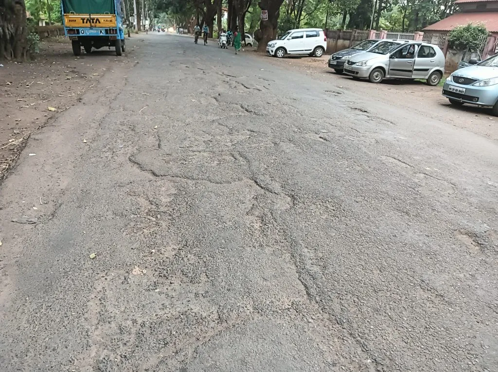 शहरातील रस्त्यांच्या डागडुजीचे काम पावसाळ्यापूर्वी करा Do the repair work of city roads before monsoon