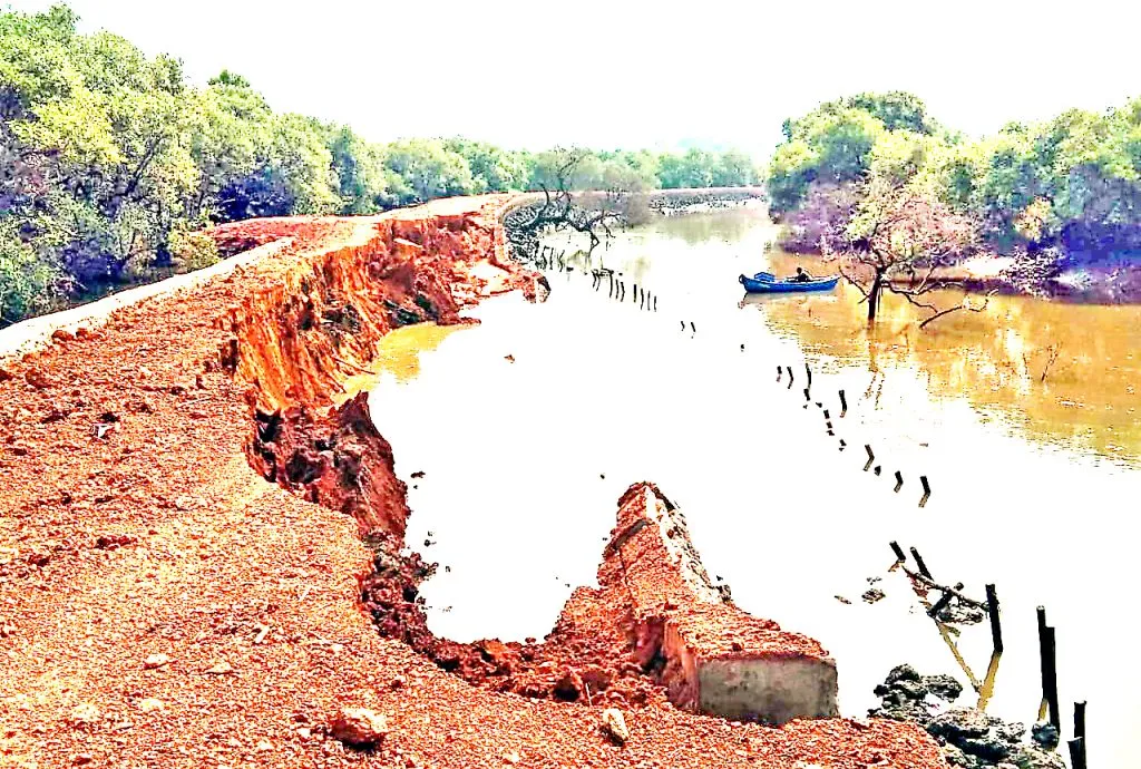 The edge of the Karmali Kuvalkator dam collapsed