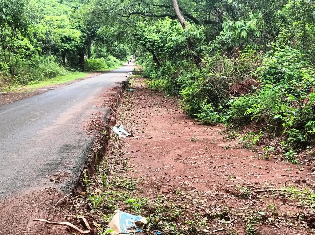 हलशी-नागरगाळी येथील रस्त्याचे काम रखडले Halshi-Nagargali road work stopped
