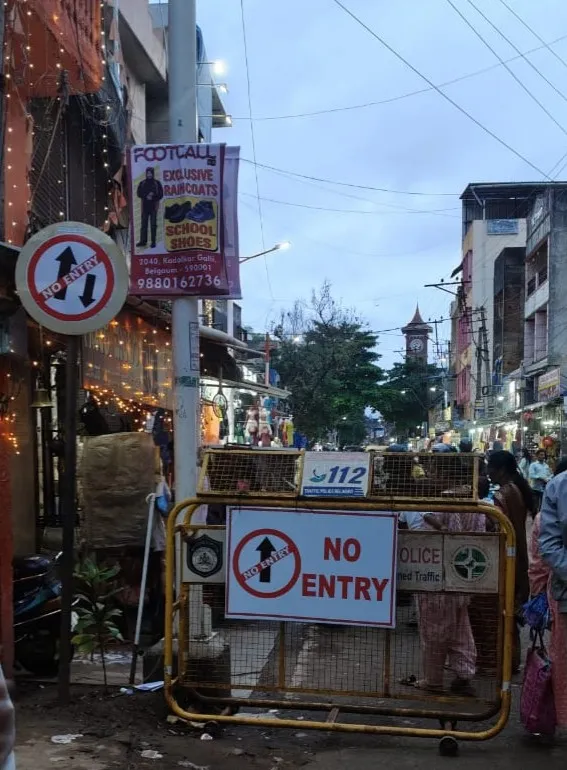 Citizens, follow the traffic rules!