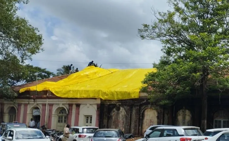 Covering government offices with plastic tarpaulins