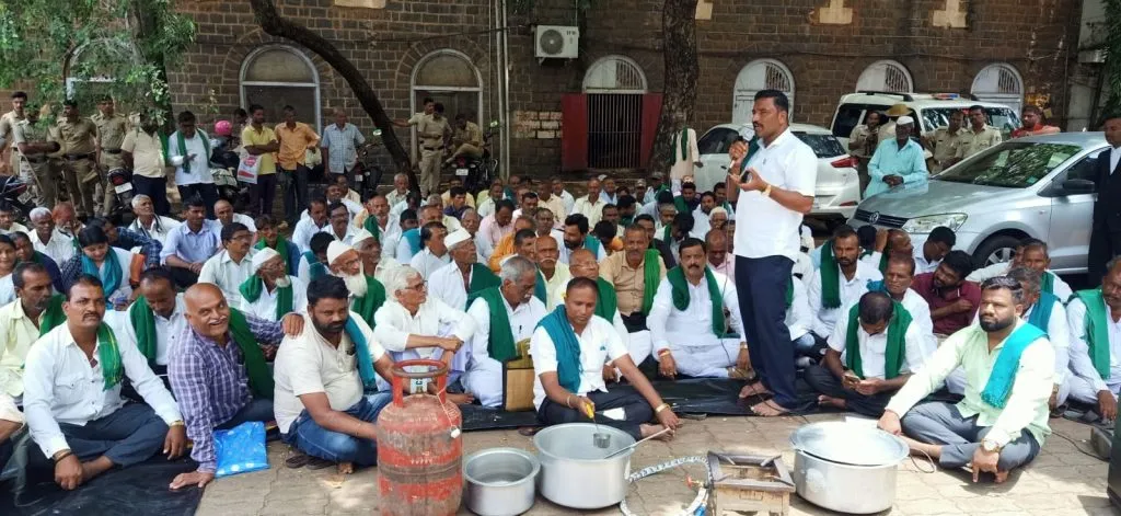 Thiya agitation for overdue sugarcane bills
