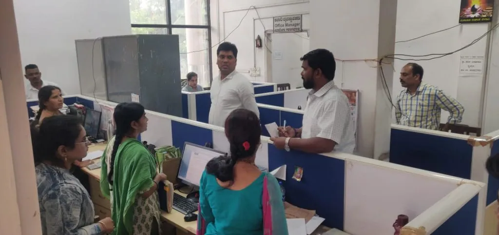 मनपा आयुक्तांकडून कर्मचाऱ्यांची झाडाझडती Tree felling of employees by municipal commissioner