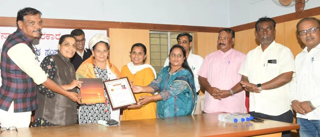 Journalist Manisha Subhedar felicitated