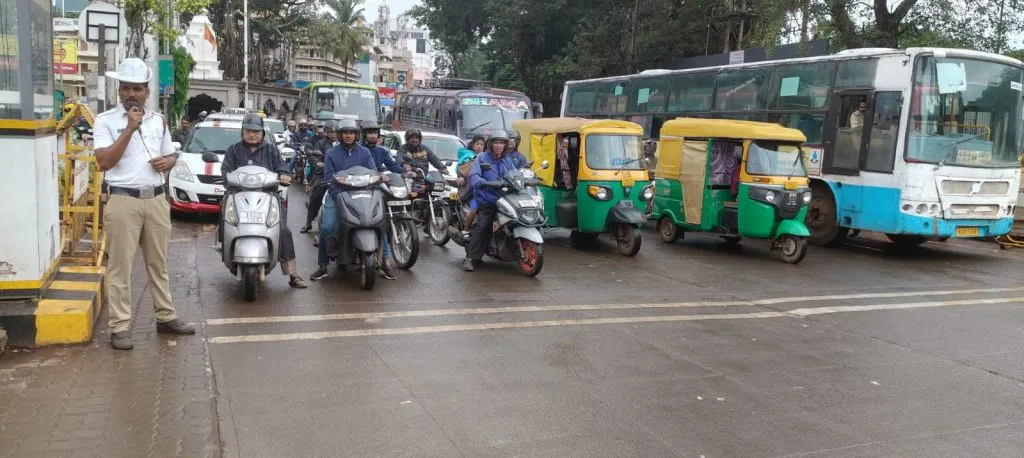 Traffic police conducted an awareness campaign at traffic signals