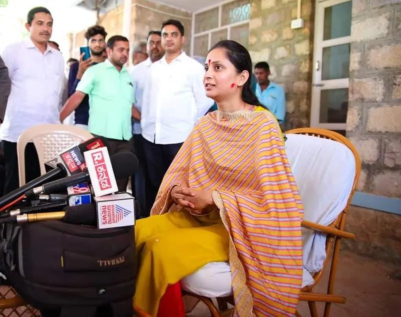 जनतेच्या समस्या प्रामाणिकपणे सोडवू Let's solve people's problems honestly