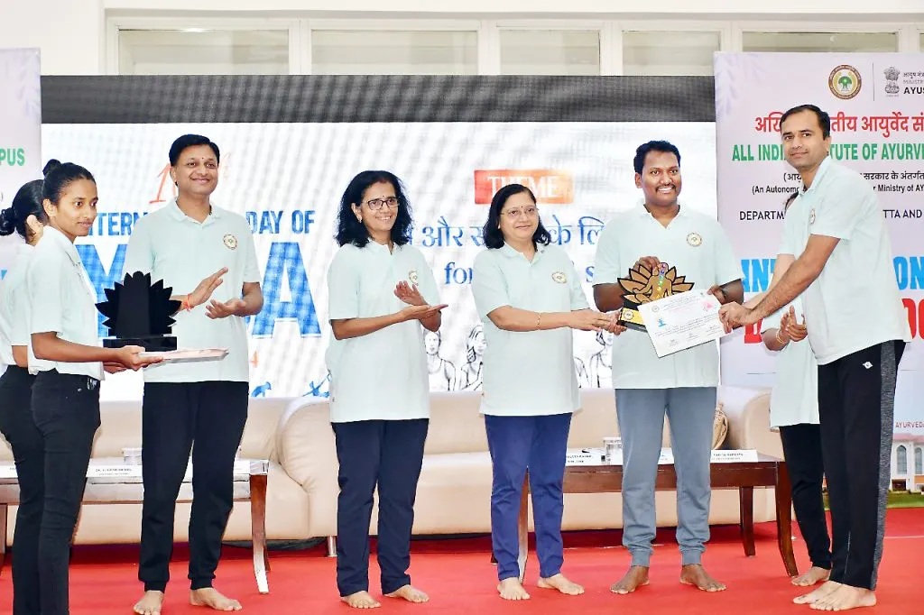 संतुलित, निरोगी जीवनशैलीसाठी दररोज योग करा Practice yoga daily for a balanced, healthy lifestyle