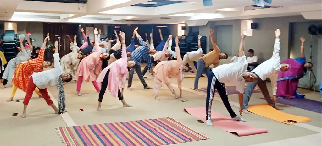 योगामुळे आजारांना दूर पळविता येते Yoga can ward off diseases