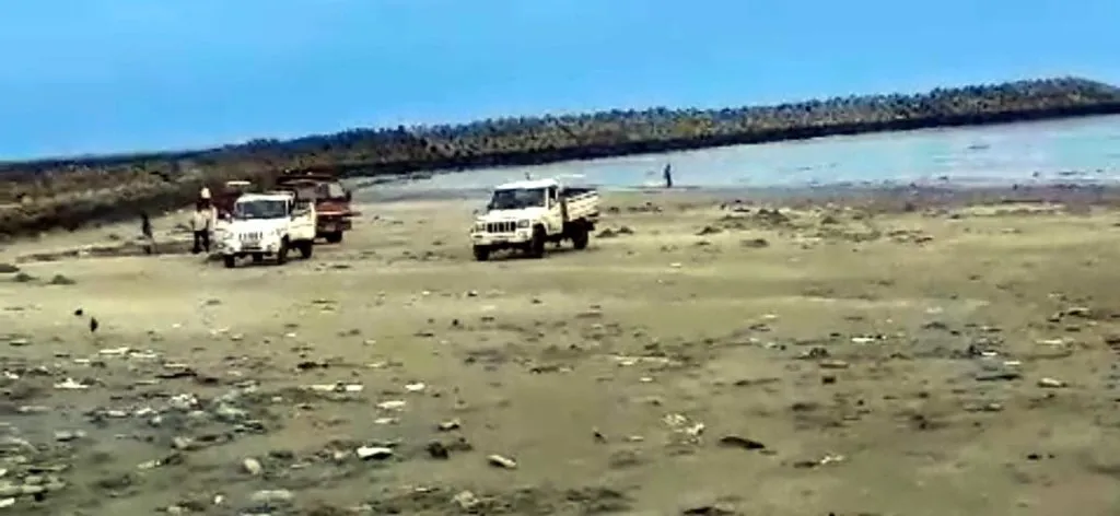 Karate Kick by Lady Deputy Collector to Attacking Sand Thieves