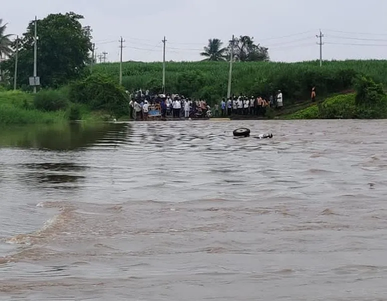 घटप्रभा नदीपात्रात ट्रॅक्टर गेला वाहून The tractor got carried away in Ghataprabha river bed