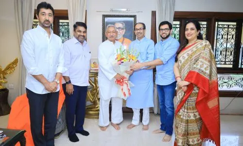 शाहू महाराजांची घेतली उद्धव ठाकरेंची भेट ! मातोश्रीवर ठाकरे कुटुंबियांकडून जपला छत्रपती आणि ठाकरे कुटुंबियांमधील वारसा