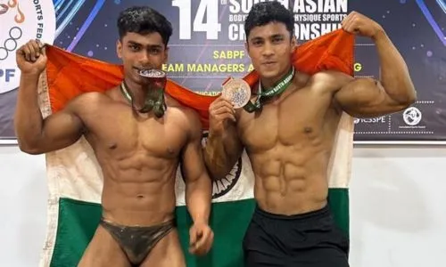 कोल्हापूरच्या सिद्धार्थ, युवराजने मालदिवमध्ये फडकवला तिरंगा