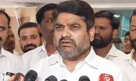 महायुतीच्या नेत्यांचा विरोध असेल तर त्यांनी स्थगिती मागवून घ्यावी; हे सरकार ठेकेदारांच्या दबावाखाली- सतेज पाटील MLA Satej Patil